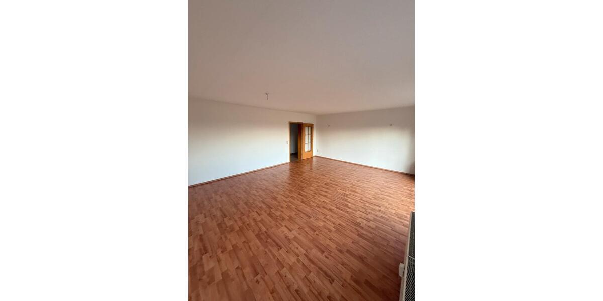 Etagenwohnung Großschirma - 4 Zimmer, 120 m&sup2;, 890&euro; | Angebot:24566023