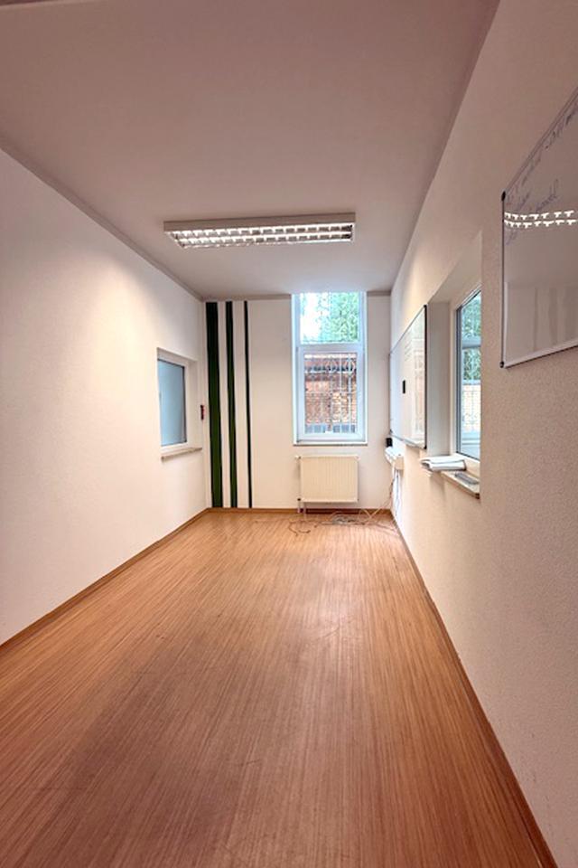 737 m² Büro, Praxis und Lagerhalle sowie zahlreiche Stellplätze in zentraler Lage von Gera zur Miete