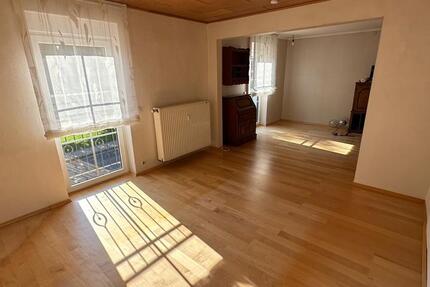 Großzügige 5-Zimmer-Wohnung, 155qm mit Garten und Stellplatz