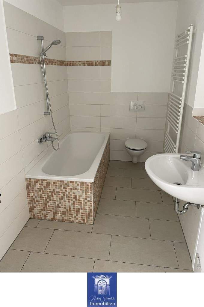 Helle Wohnung im Hinterhaus! Schöne Terrasse und Tageslichtbad mit Wanne! 2 zimmer