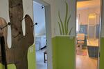 Dachgeschoßwohnung: 2 Zimmer, Küche, Bad mit Einbauküche