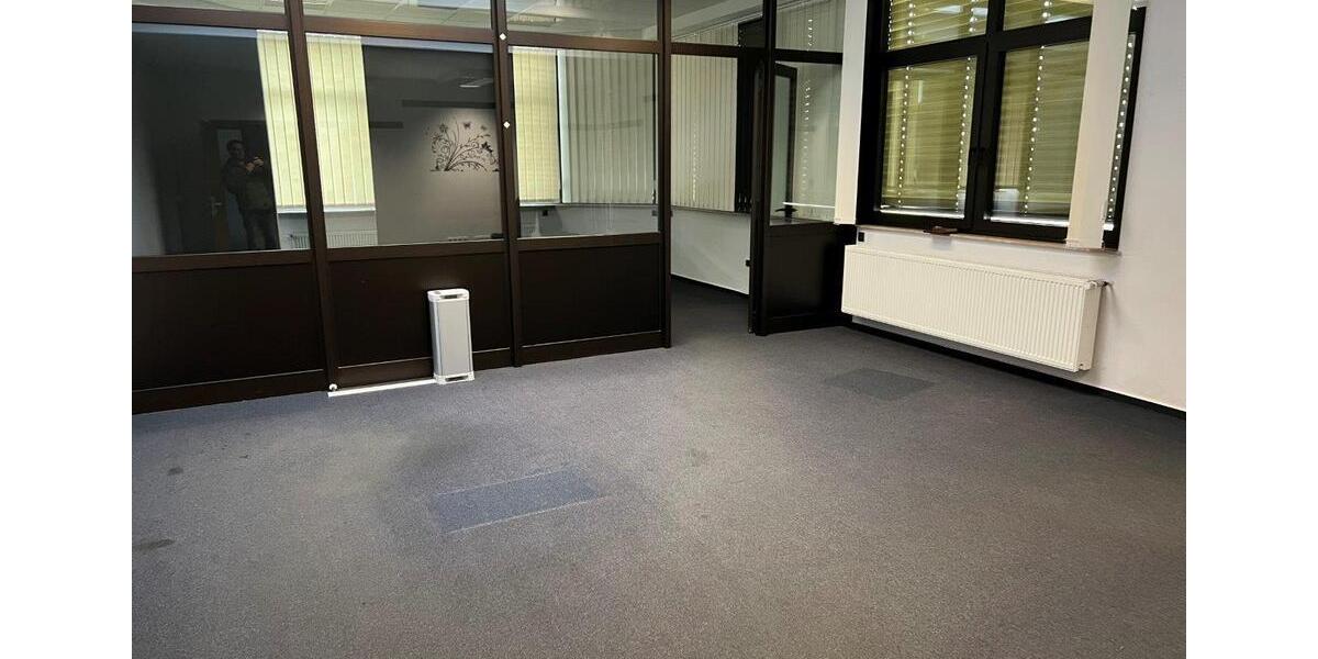 Attraktive Gewerbehalle mit Büroflächen in zentraler Lage zu vermieten zimmer