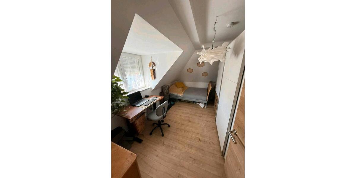 Dachgeschoßwohnung München Feldmoching-Hasenbergl - 4 Zimmer, 80 m&sup2;, 1.700&euro; | Angebot:26335443