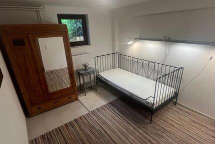 Möbliertes Zimmer im Souterrain zimmer