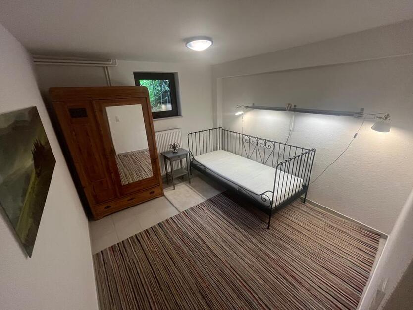 Möbliertes Zimmer im Souterrain zimmer