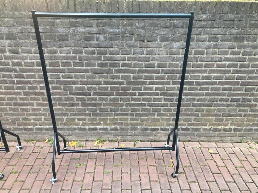 3 Robuste, mobile Kleiderständer