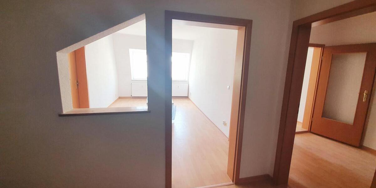 WG geeignet-3-Raum-Wohnung mit Einbauküche in zentraler Lage von Mittweida - Dachgeschoßwohnung Mittweida Rößgen | Angebot:27279778
