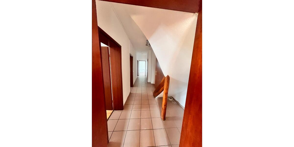 Dachgeschoßwohnung Sankt Ingbert - 5 Zimmer, 125 m&sup2;, 1.080&euro; | Angebot:25297345