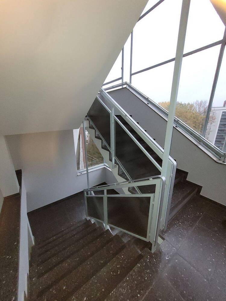 Neue Familie gesucht für Wohnung mit Balkon und frisch saniertem Wannenbad.