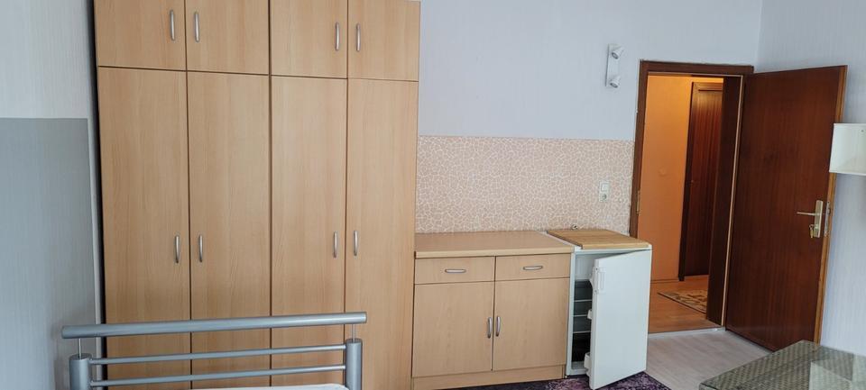 Möbliertes Zimmer frei. Tel .020384730