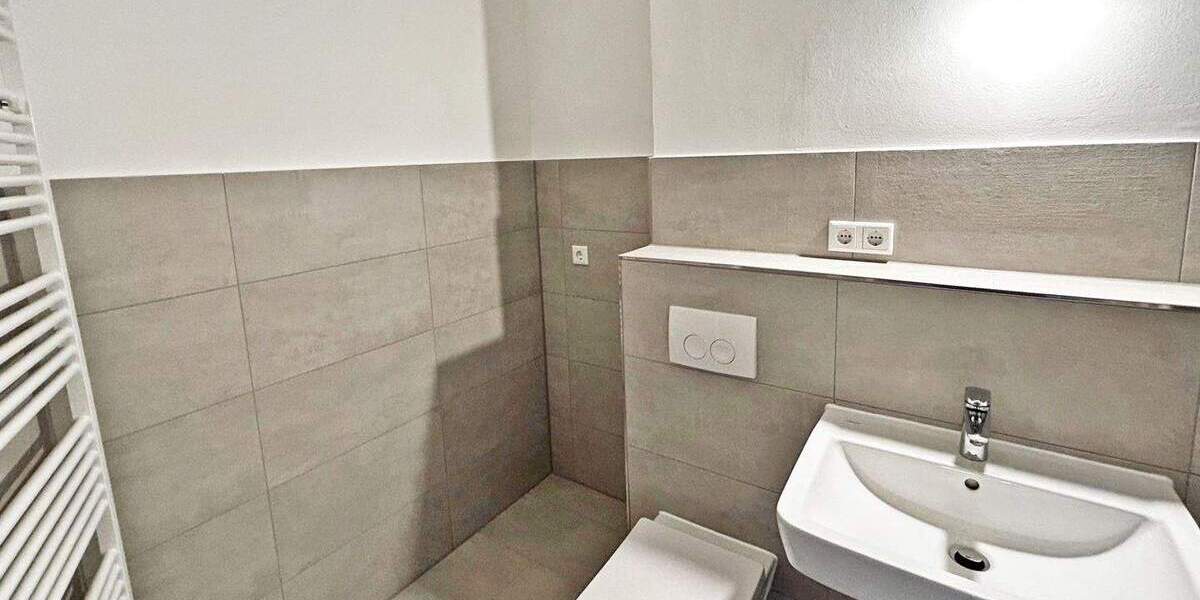 ERSTBEZUG nach MODERNISIERUNG: 2 Zimmer-Dachgeschosswohnung mit Blick über München... 2 zimmer