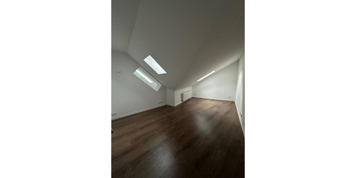 Dachgeschoßwohnung Strausberg - 5 Zimmer, 250 m&sup2;, 2.250&euro; | Angebot:25044276