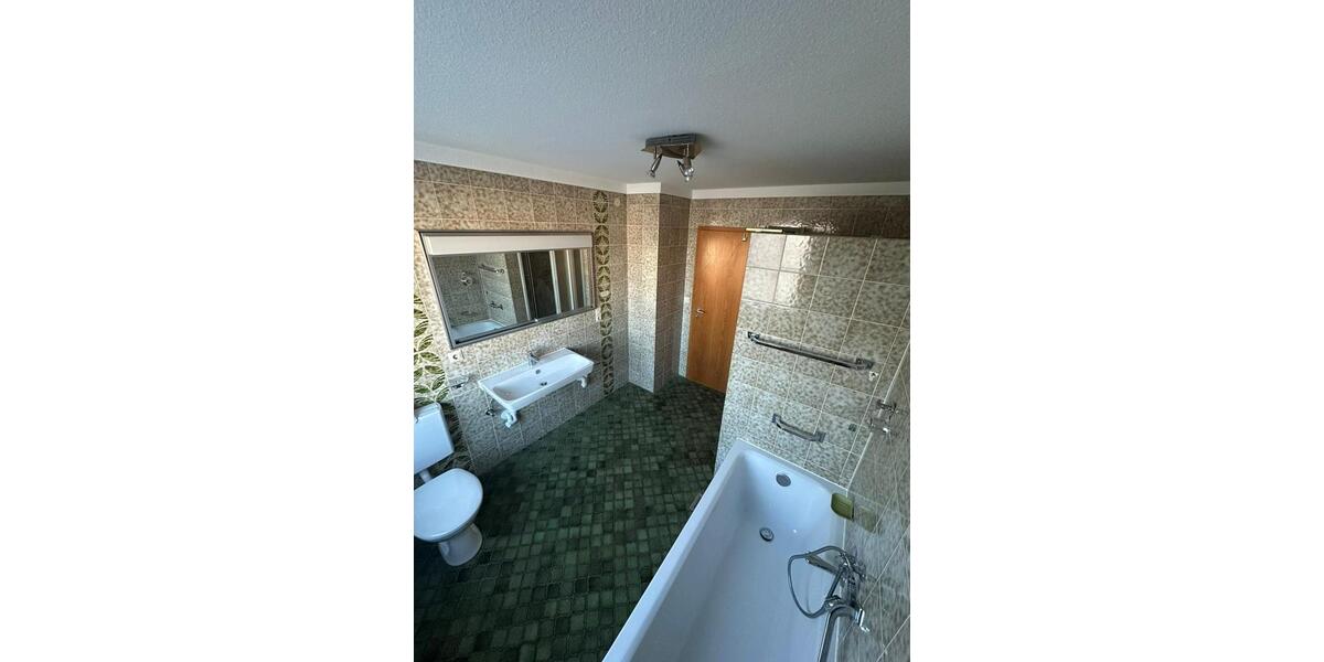 Freundliche 3-Zimmer-Wohnung mit Balkon und Garage in Westhausen 3 zimmer