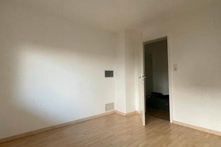 1 Zimmer Möbliert in 3er WG (ca. 10qm oder 15 qm)