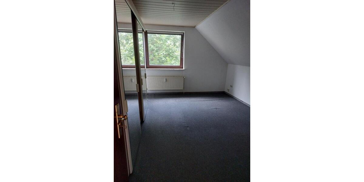 große 2-Zimmer-Dachgeschoßwohnung mit Balkon 1. Etage 2 zimmer