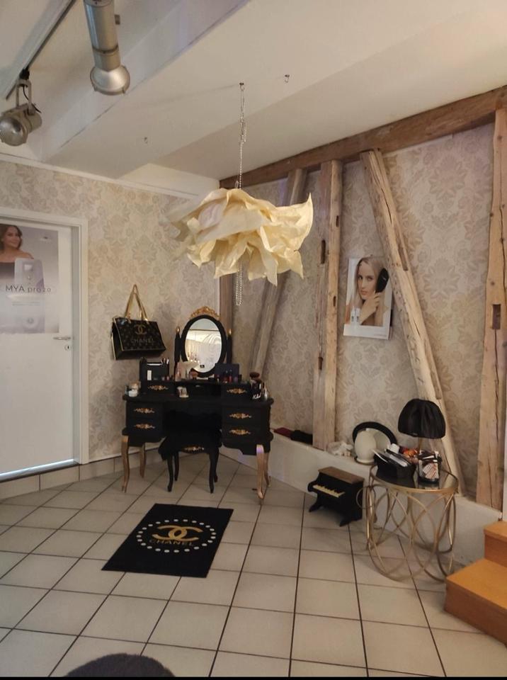 Ecklage in offener Fläche für NageldesignerWimpernartist