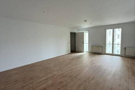 Zentrumsnahes Wohnen und jede Menge Platz...neues Laminat!