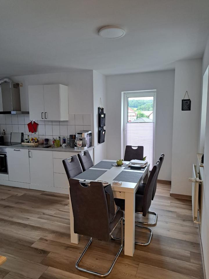 4,5 Zimmer-Whg mit Balkon, neuer Küche, Keller, Stellplätzen opt.