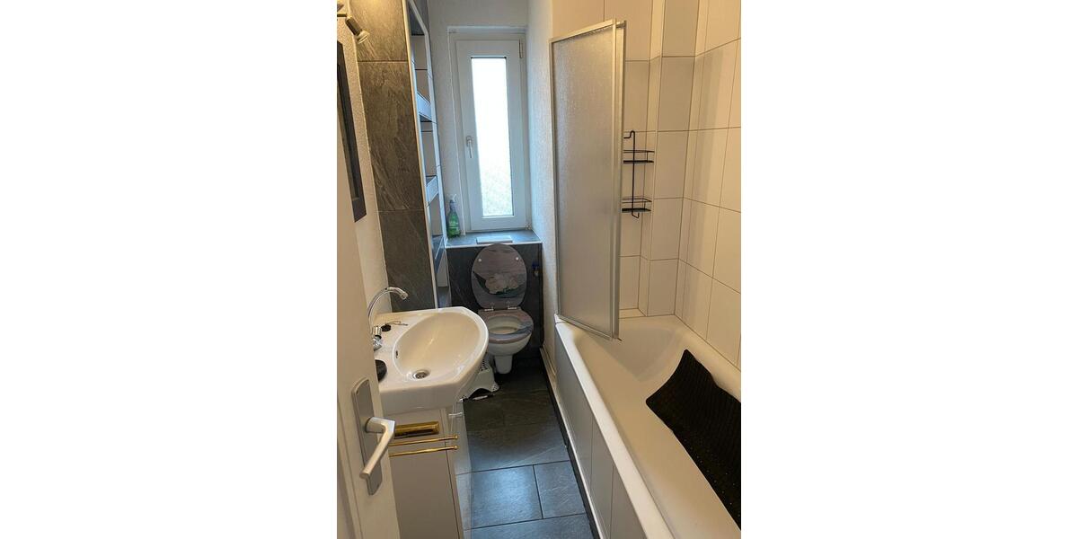 Sehr schöne und helle 2 Zimmer-Wohnung in zentraler Lage zimmer