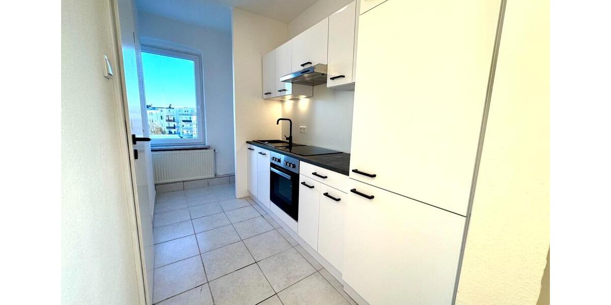 Neu sanierte Dachgeschosswohnung mit Einbauküche 1.5 zimmer