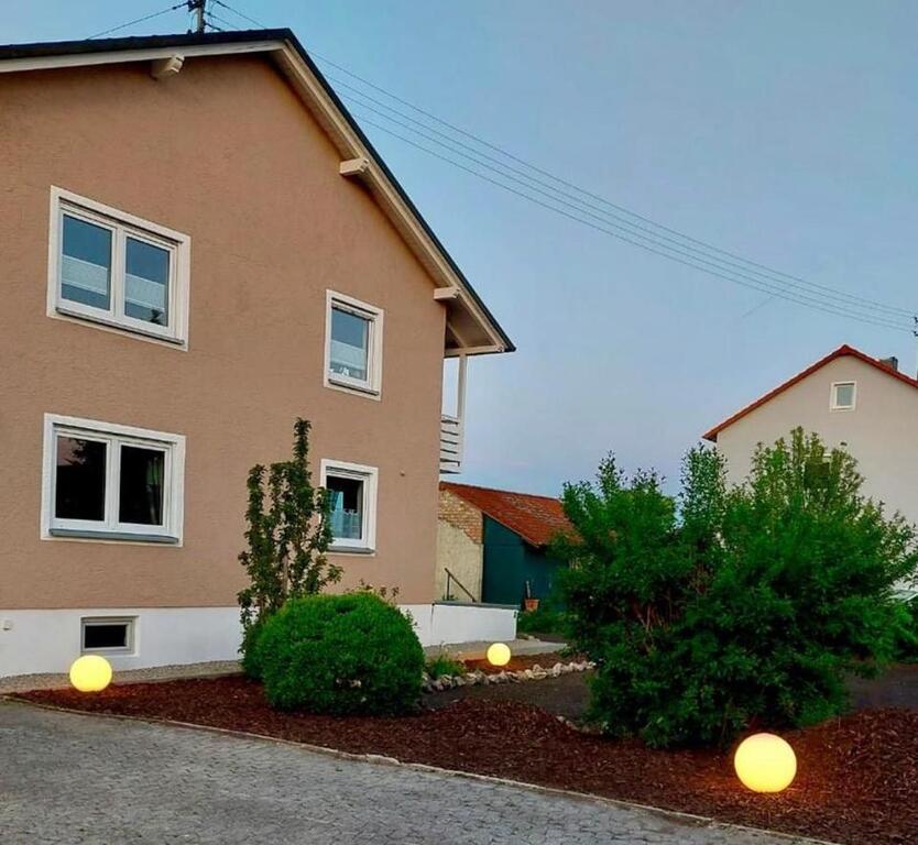 Helle Erdgeschoss Wohnung mit schönen Garten