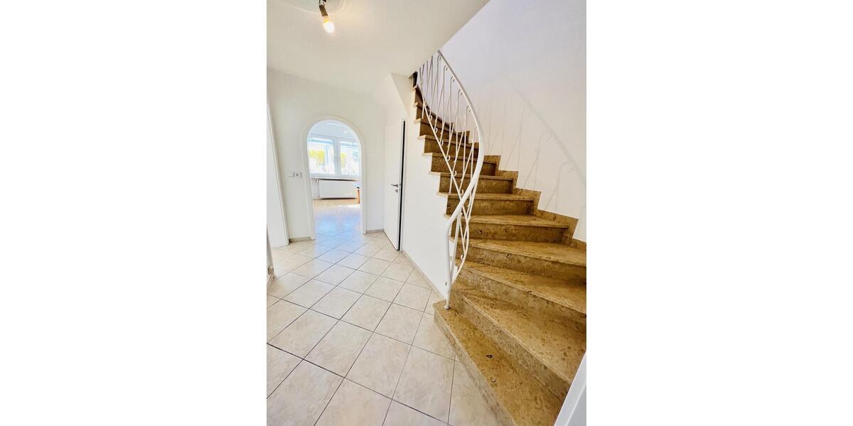 Reihenhaus Kaufbeuren - 7.5 Zimmer, 190 m&sup2;, 2.250&euro; | Angebot:26633125