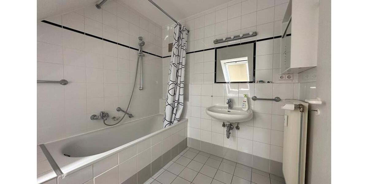 Helle moderne Maisonette Wohnung mit EKB, Balkon und Tiefgaragenplatz in Meerbusch-Osterath. 2 zimmer