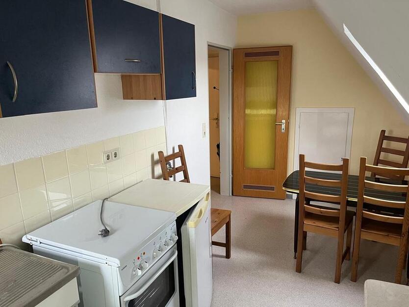 Dachgeschoßwohnung: 2 Zimmer, Küche, Bad mit Einbauküche