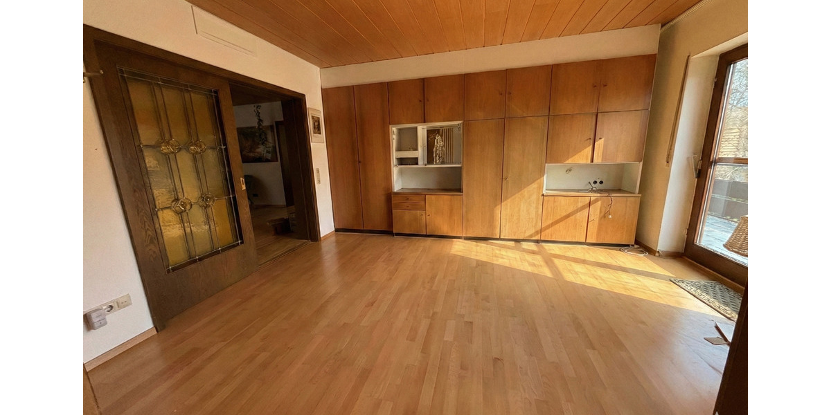 Erdgeschoßwohnung Berg - 8 Zimmer, 239 m&sup2;, 2.100&euro; | Angebot:24698260