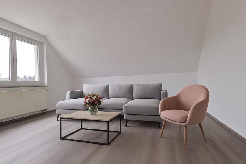 Wartha - Einbauküche in modernisierter DG-Wohnung