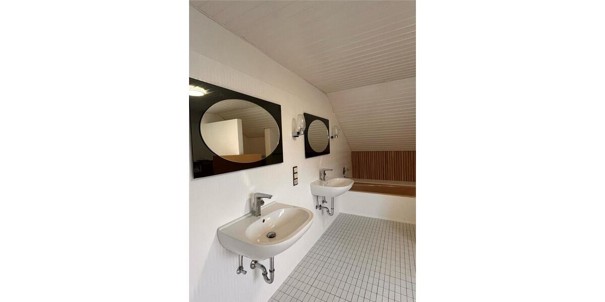 Etagenwohnung Meschede - 5 Zimmer, 180 m&sup2;, 1.100&euro; | Angebot:25551536