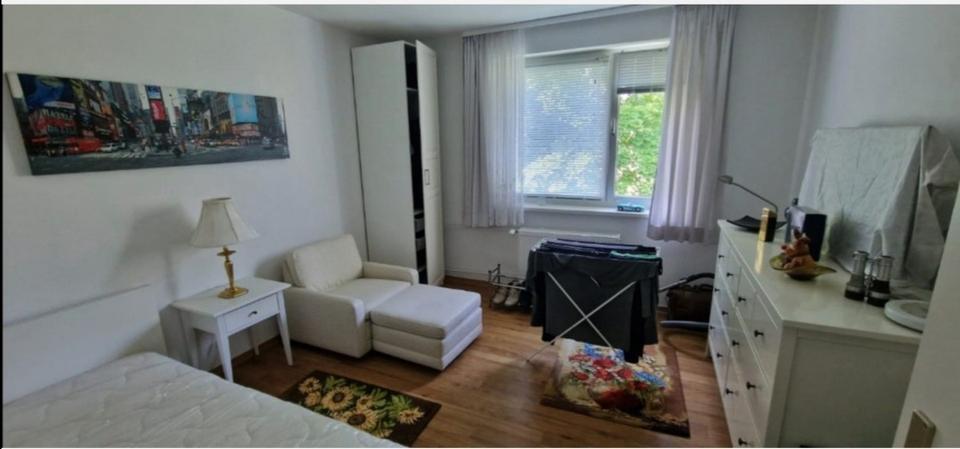 Ein Zimmer in eine drei Zimmer Wohnung