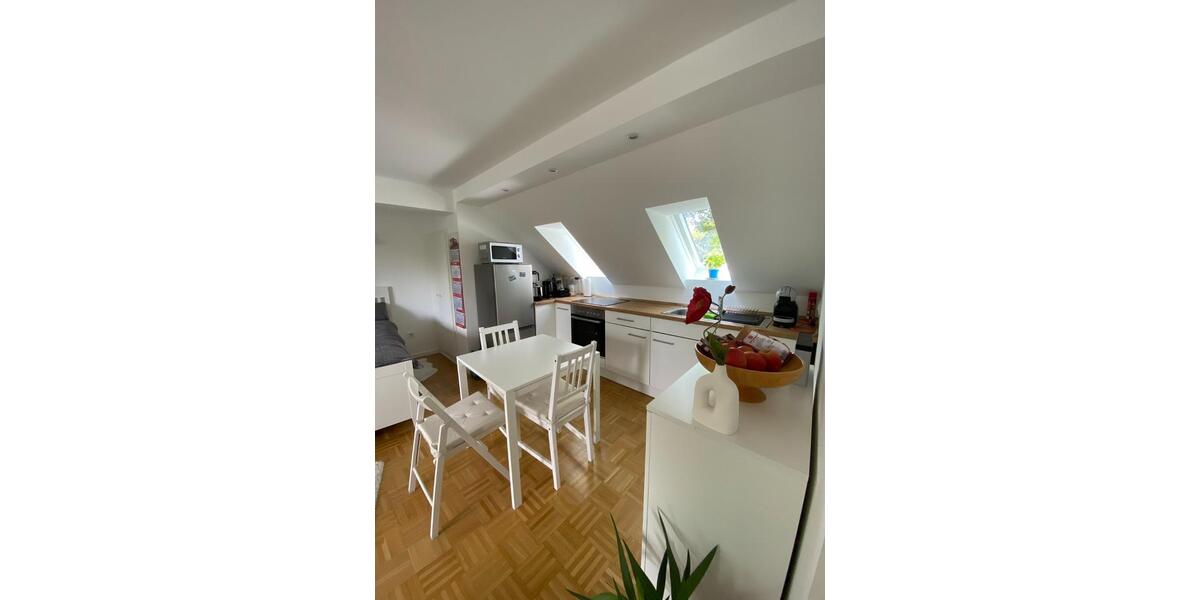 Schöne Dachgeschoßwohnung mit Loggia und Einbauküche 1 zimmer