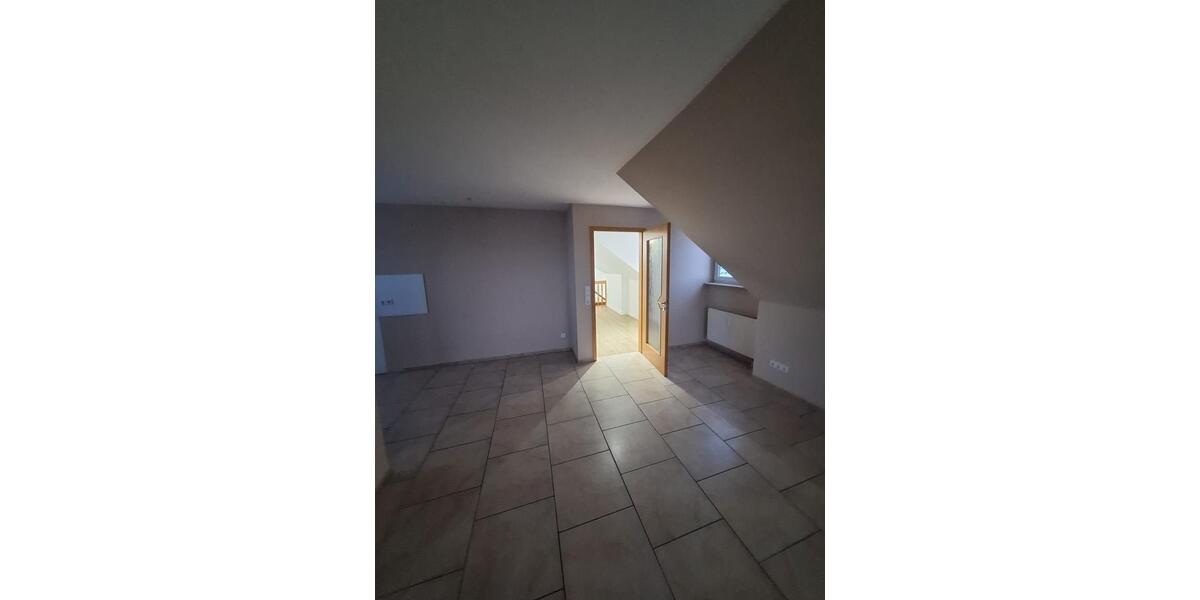 Dachgeschoßwohnung Edemissen - 4 Zimmer, 122 m&sup2;, 950&euro; | Angebot:25804869