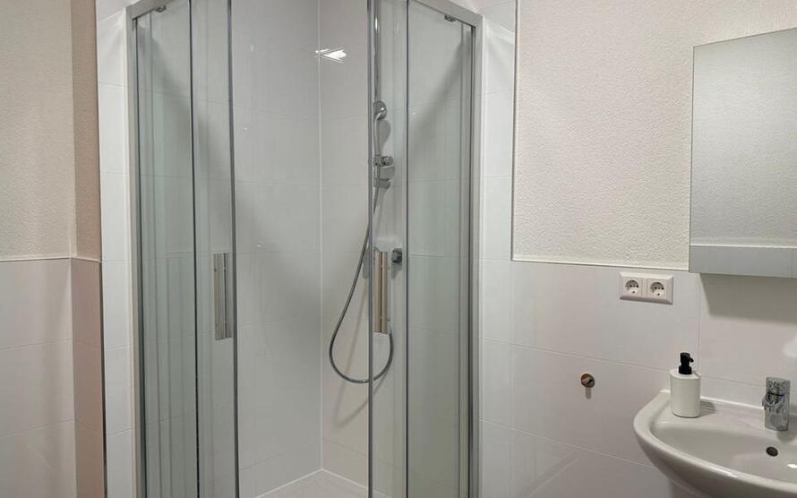 Gästezimmer mit TV, Internet, 2x EtagenduscheWC, Gästeküche, Waschmaschine und Trockner zimmer