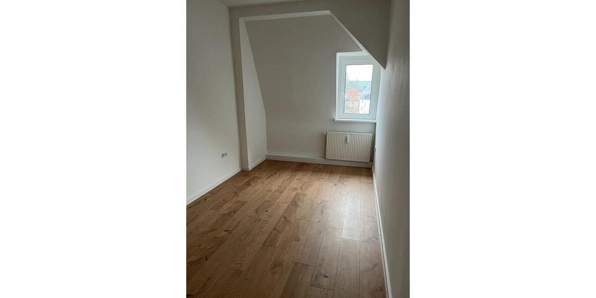 Dachgeschoßwohnung Crimmitschau - 2.5 Zimmer, 56 m&sup2;, 350&euro; | Angebot:24522437