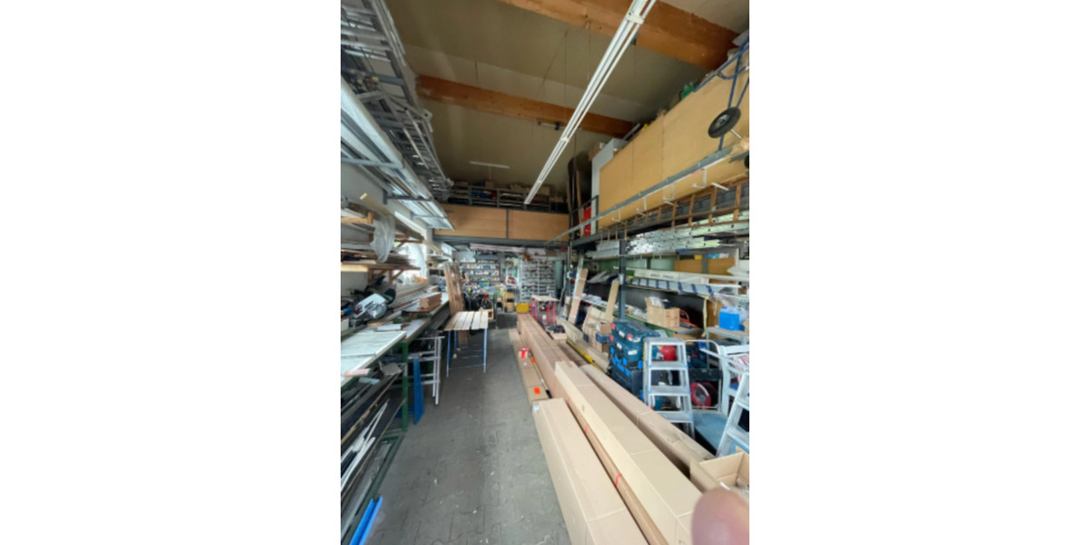 Provisionsfrei! Lagerhalle mit neuwertigen Ausstellungs- und Büro zimmer