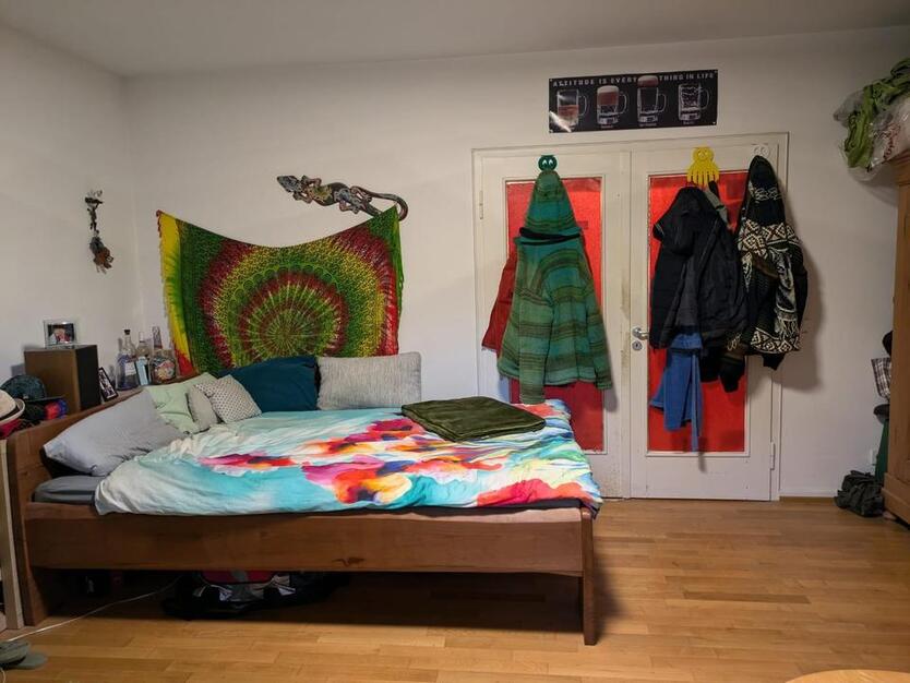 WG-Zimmer mit heller Fensterfront und Balkon zimmer