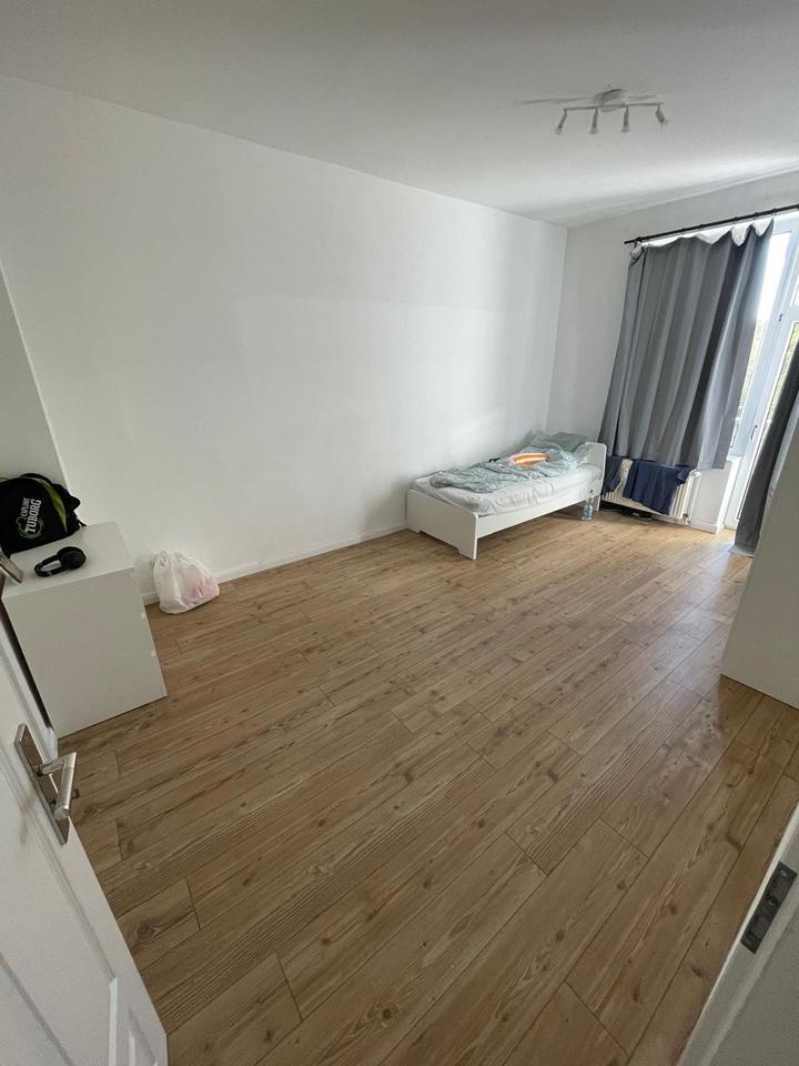 Großzügige möblierte 4-Zimmer-Wohnung mit Balkon zimmer