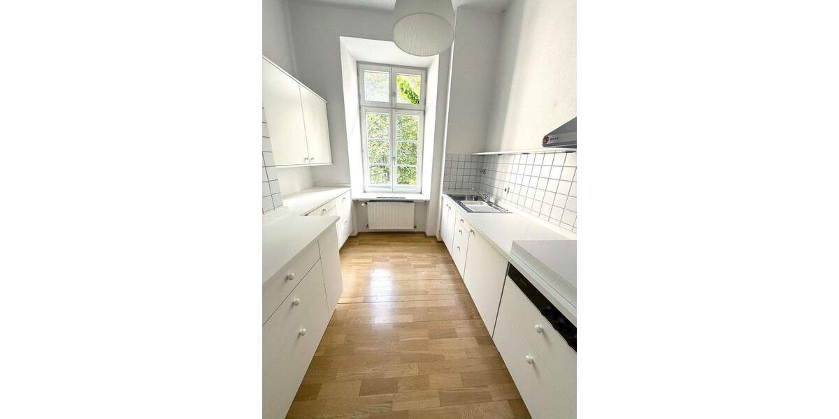 Lehel am Isartor. Zentrale Bestlage. Neu hochwertig möblierte 4 Zimmer. Großer Garten. Ab 3 Monate 4 zimmer