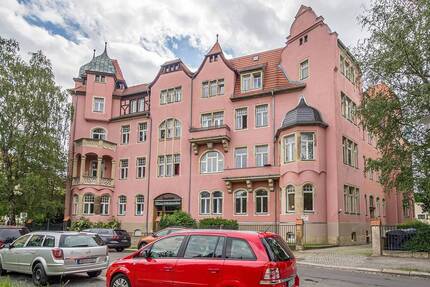 Mondän trifft modern. Frisch saniertmodernisiert und hochwertig ausgestattet. EBK, 2 Bäder, Balkon.