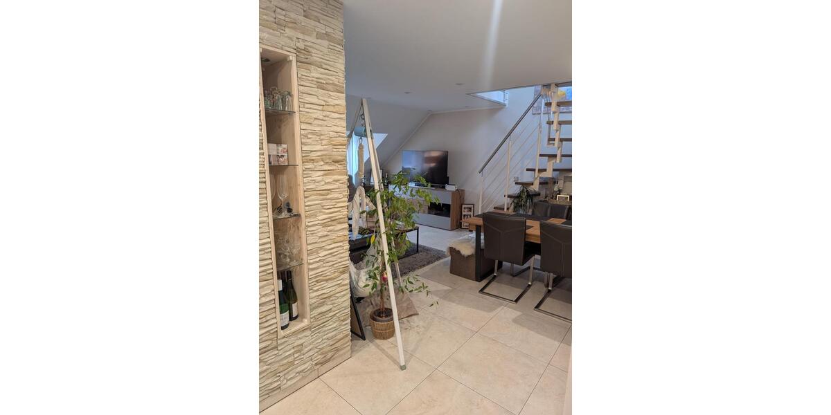 Dachgeschoßwohnung Essen Stadtbezirk III - 4 Zimmer, 93 m&sup2;, 1.300&euro; | Angebot:24803203