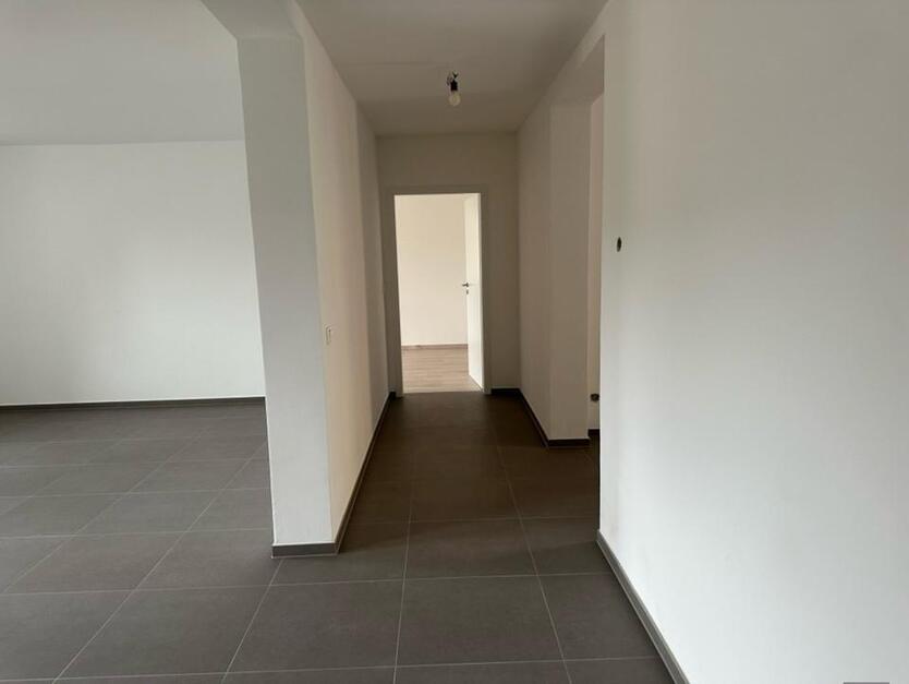 EG Wohnung mit Küche & 2 Stellplätzen in 54441 Ayl zu vermieten.
