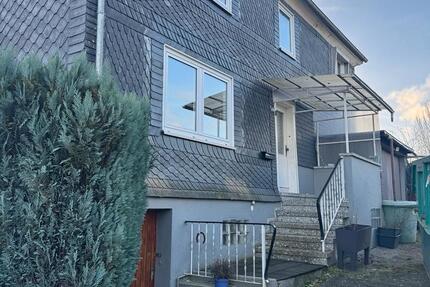 Einfamilienhaus mit 2 Garagen und großem Garten in Struthütten 6 zimmer