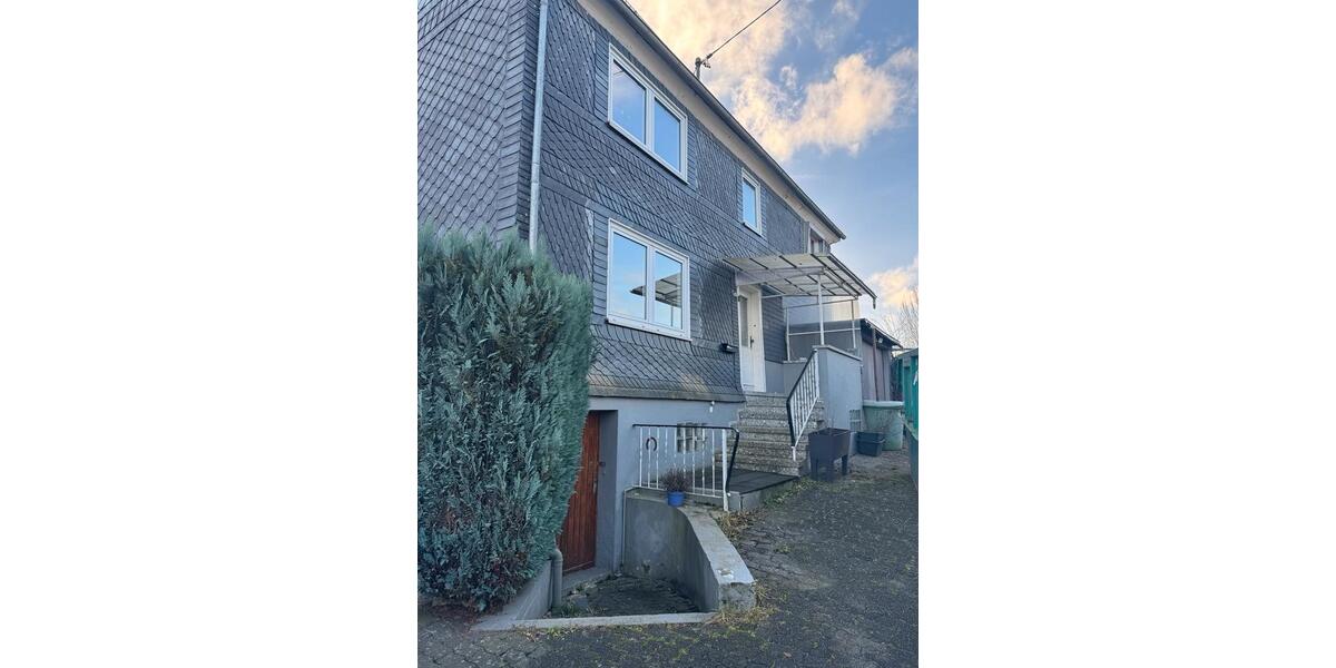 Einfamilienhaus mit 2 Garagen und großem Garten in Struthütten 6 zimmer