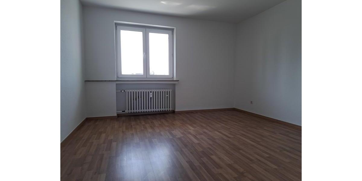 ***Große 2-Raum-Wohnung... renoviert und bezugsfertig mit Laminat und Balkon*** 2 zimmer