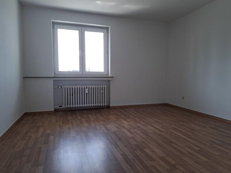 ***Große 2-Raum-Wohnung... renoviert und bezugsfertig mit Laminat und Balkon*** zimmer