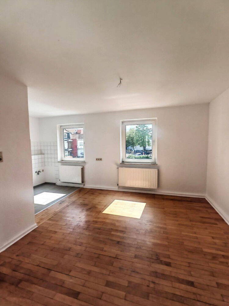 Teilrenovierte helle 4 Zimmer Wohnung