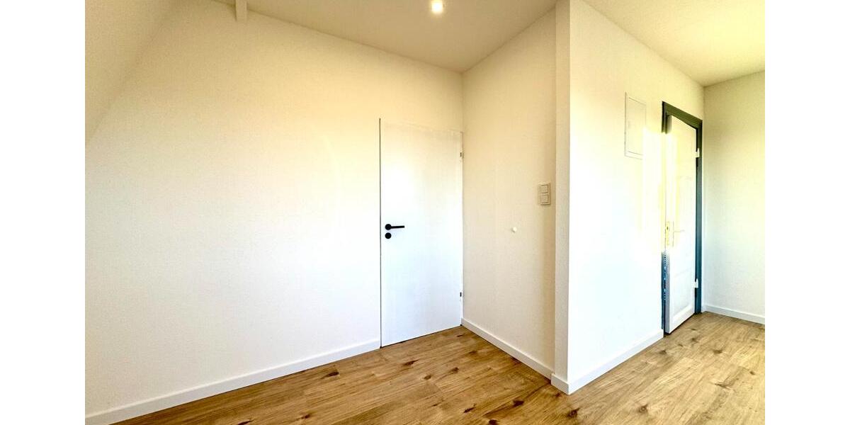 Neu sanierte Dachgeschosswohnung mit Einbauküche 1.5 zimmer