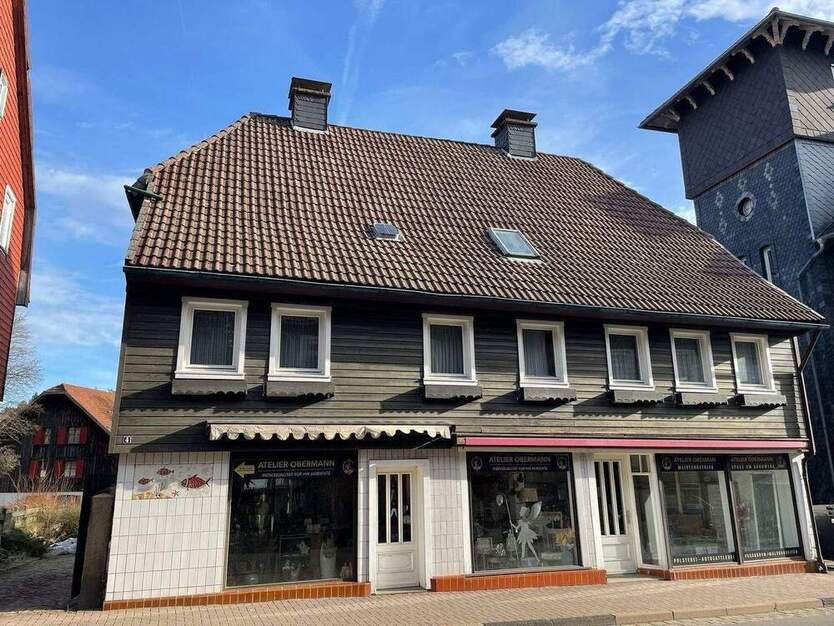 **Einfamilienhaus MIT KLEINEM GEWERBE UND WERKSTATT IM INNENHOF ZU VERMIETEN**
